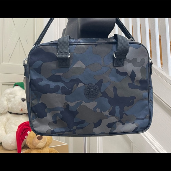 NWT Kipling Dahlia 16” Large Crossbody Laptop Sleeve In Cool Camouflage Style - Picture 1 of 12